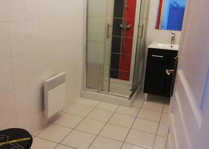 Calme Proche De La Gare De *